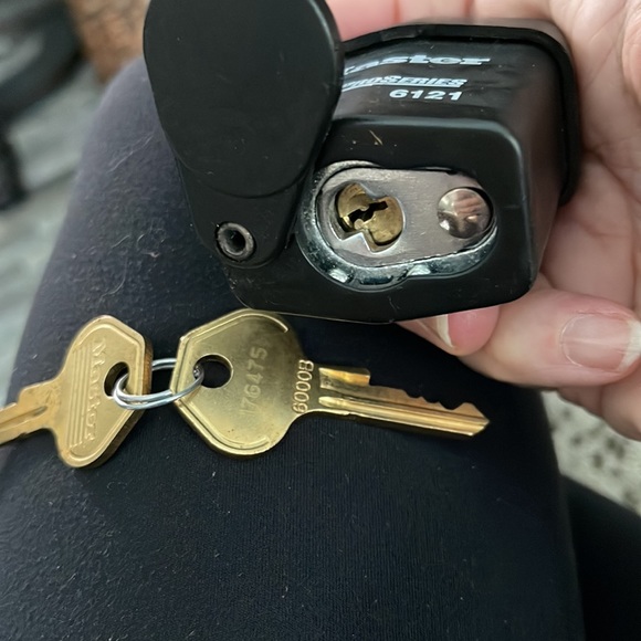 2 Master lock - Picture 3 of 7